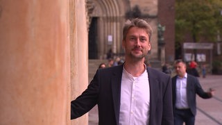 Der neue Ratskellermeister Frederik Janus steht vor dem Bremer Dom. 