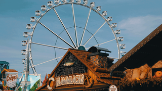 Riesenrad hinter einer Flammlachs Bude auf dem Freimarkt