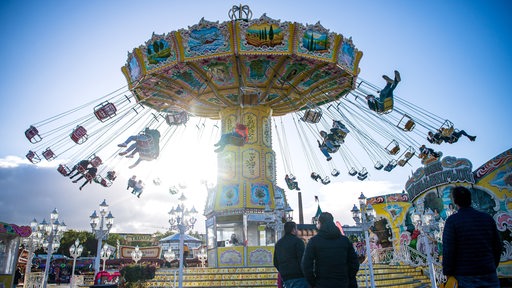 Das Kettenkarussell dreht sich mit Besucher*innen auf dem Bremer Freimarkt.