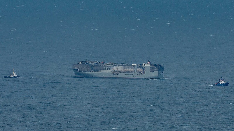 Luftaufnahme des brennenden Frachters Fremantle Highway, der zu einem provisorischen Ankerplatz nördlich von Ameland und Schiermonnikoog geschleppt wird.