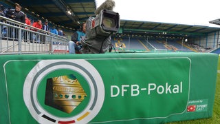 Ein banner mit der  Aufschrift "DFB-Pokal" steht im Bielefelder Stadion. 