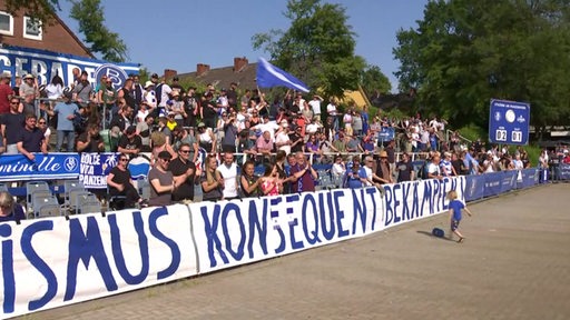 Fans des Bremer SV feiern den Klassenerhalt. 