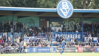 Spielszene beim Bremer SV. Coach Sebastian Kmic schaut vom Seitenrand zu.