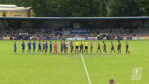 Beginn eines Fußballspieles des Bremer SV auf dem Panzenberg
