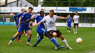 Spieler des Bremer SV im Zweikampf mit einem Spieler des FC. St Pauli II.