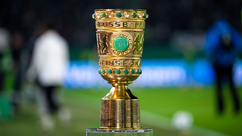 Der DFB-Pokal ist im Berliner Olympiastadion zu sehen.