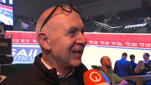 DFB-Präsident Bernd Neuendorf gut gelaunt bei den Bremer Sixdays beim Interview.