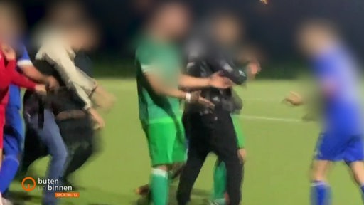 Männer auf dem Fußballfeld in Bewegung