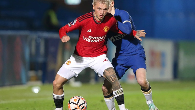 Werders Neuzugang Isak Hansen-Aaroen im Zweikampf für die U21-Mannschaft von Manchester United.