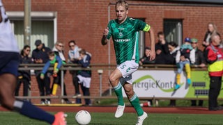 Cimo Röcker, Kapitän von Fußball-Regionalligist Werder Bremen, im Spiel gegen den HSV am Ball.