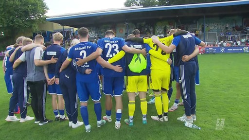 Das Bremer SV Team berät sich auf dem Spielfeld. 