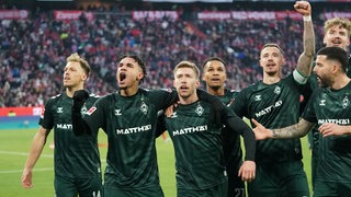 Werder-Spieler um Mitchell Weiser und Justin Njinmah bejubeln vor der Fan-Kurve ihren Führungstreffer gegen Bayern München.