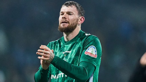 Werder-Stürmer Oliver Burke applaudiert nach dem Spiel den Fans.