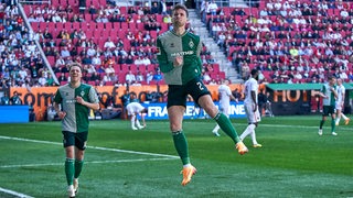 Werder-Joker Olivier Deman springt nach seinem Treffer gegen Augsburg jubelnd hoch.