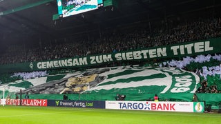 In der Ostkurve des Weser-Stadions wird eine Choreografie gezeigt, die mit dem Satz "Gemeinsam zum siebten Titel" übertitelt ist.