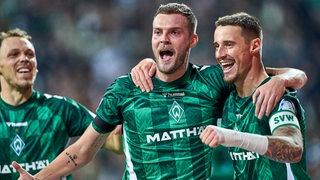 Werder-Stürmer Marvin Ducksch lässt sich von seinen Mitspielern für seinen Treffer gegen Leverkusen feiern.