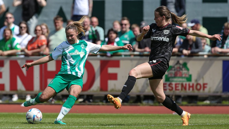 Werder-Frauen Maja Sternad schlägt eine Flanke.