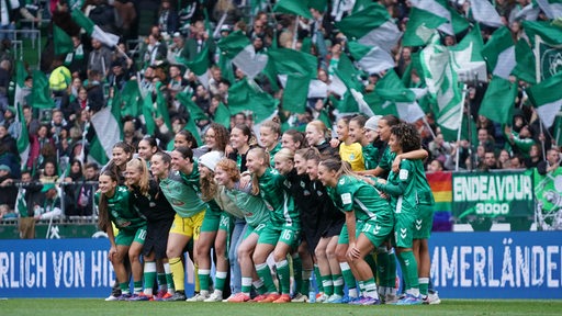 Werder Spielerinnen stehen vor der Ostkurve und machen ein Mannschaftsfoto.