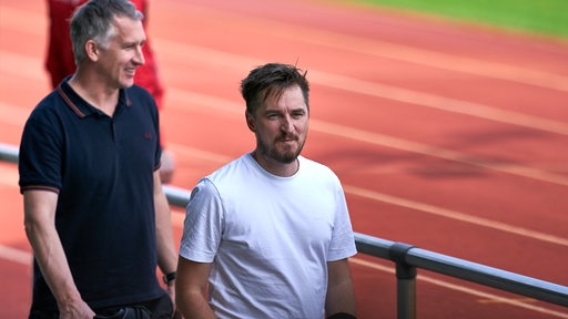 Werders neuer Kaderplaner Johannes Jahns mit Sportchef Frank Baumann am Rande des Trainings auf Platz 11.