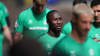 Werder-Spieler Naby Keita mit seinen Teamkollegen auf dem Weg zum Trainingsplatz.