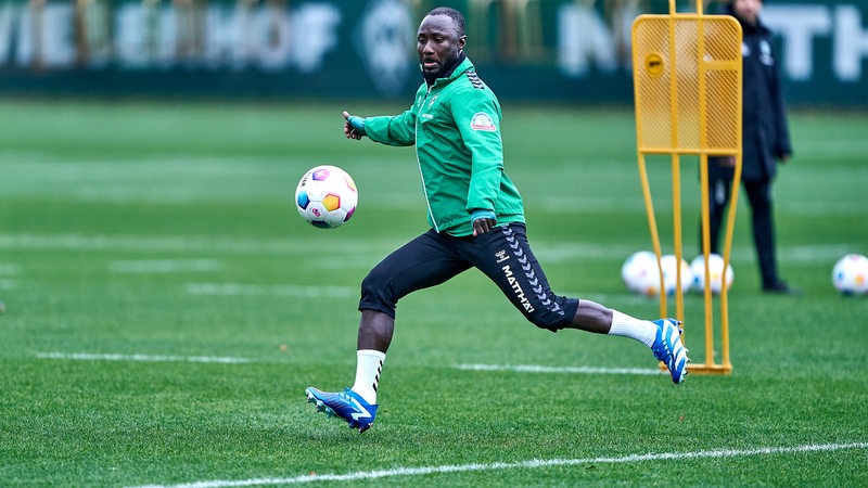 Werder-Spieler Naby Keita holt während des Trainings aus zum Schuss.