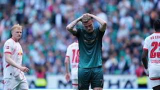 Werder-Stürmer Marvin Ducksch hält frustriert die Hände über den Kopf nach einer verpassten Torchance gegen Leipzig.