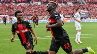 Fußballer Victor Boniface von Bayer Leverkusen bejubelt sein Tor gegen Werder Bremen.