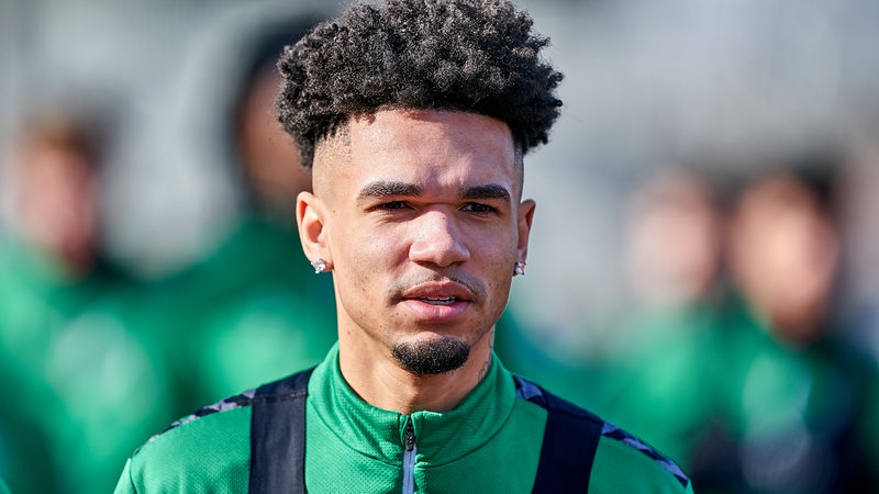 Werder-Stürmer Justin Njinmah mit seinen Mitspielern auf dem Weg zum Trainingsplatz.