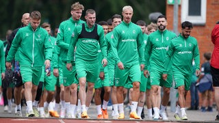 Die Werder-Spieler mit Kapitän Marco Friedl und Stürmer Marvin Ducksch in der ersten Reihe auf dem Weg zum Trainingsplatz.