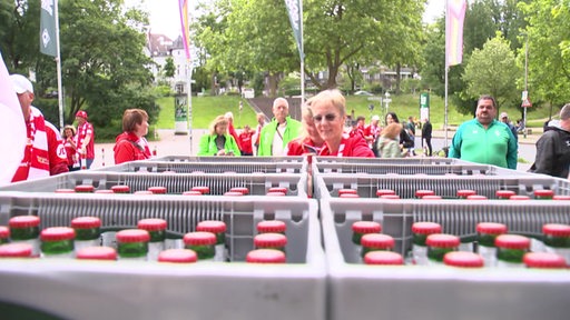 Mehrere Kisten Bier werden vor dem Weser-Stadion bei einer Fanaktion von Union-Berlin-Fans und Werder-Fans verteilt.