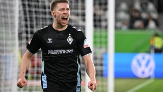 Werder-Fußballer Mitchell Weiser brüllt seine Freude nach seinem Tor in Wolfsburg hinaus.