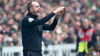 Werder-Trainer Ole Werner schreit und gestikuliert an der Seitenlinie im Heimspiel gegen Gladbach.