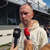 Werder-Trainer Ole Werner steht nach dem Testspiel beim FC Verden 04 beim Interview.