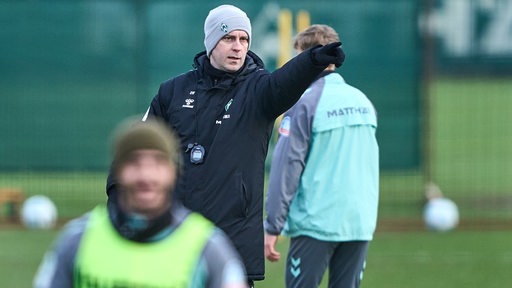 Werder-Trainer Ole Werner gestikuliert während des Trainings.