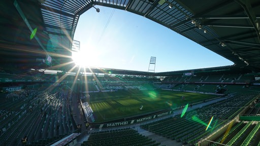 Blick in das leere Weser-Stadion, in das von oben links die Sonne hineinscheint.