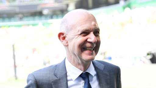 DFB-Präsident Bernd Neuendorf strahlt im sonnigen Bremer Weser-Stadion vor Beginn des Länderspiels gegen die Ukraine.