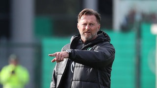 Ralph Hasenhüttl gibt ein Kommando im Training.