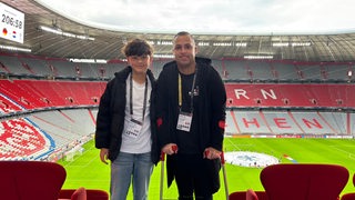 Marvin Bergmann aus Bremen mit seinem Sohn Lennox in der Allianz Arena.