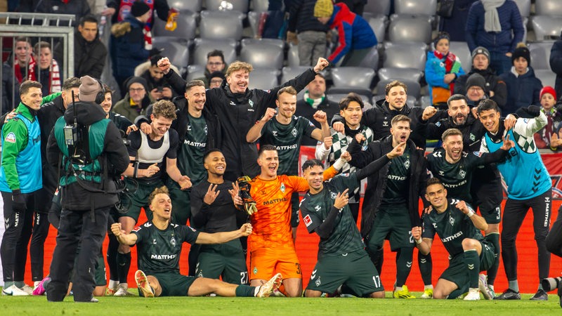 Fussball 1. Bundesliga 2023/2024, 18.Spieltag, FC Bayern München - SV Werder Bremen, in der Allianz-Arena München. Schlussjubel der Bremer mit Erinnerungsfoto