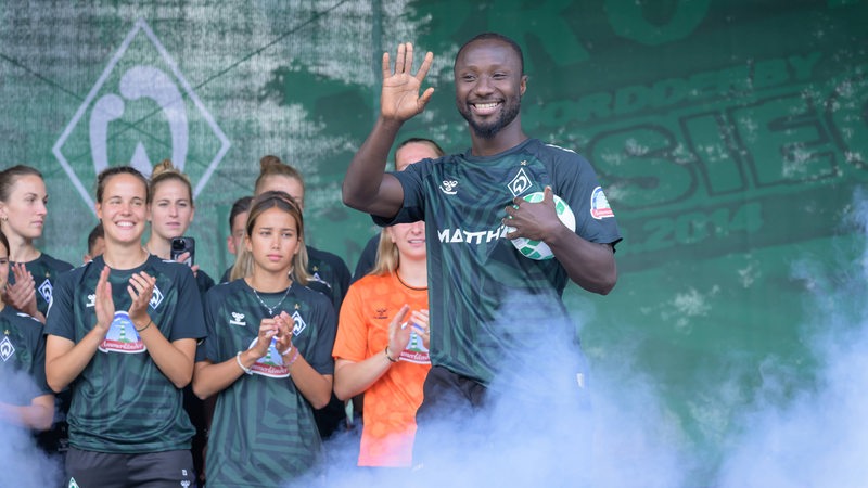 Tag der Fans bei Werder Bremen, Naby Keita winkt lachend vor den Fans.