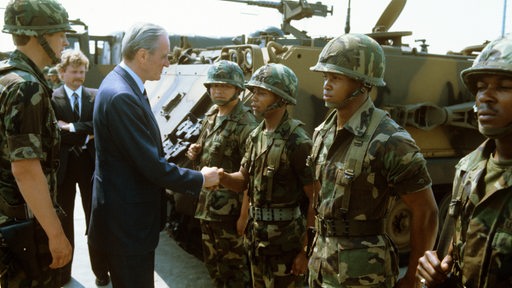 Der deutsche Bundespräsident Professor Dr. Karl Carstens am 02.06.1982 bei einem Informationsbesuch bei einer in Garlstedt (Bremen) stationierten Panzerdivision der US-Army. 