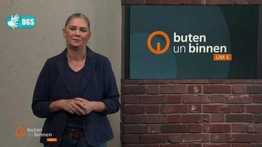 Die Moderatorin Gunda Helmes im Studio von buten un binnen.