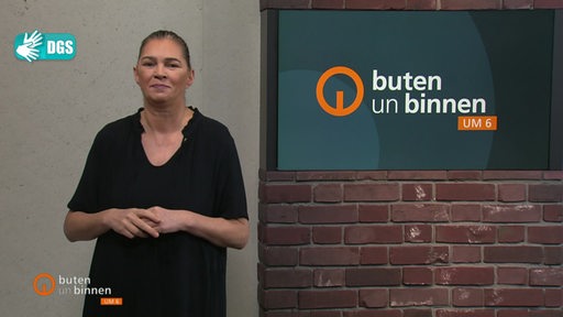 Die Moderatorin Gunda Helmes im Studio von buten un binnen.