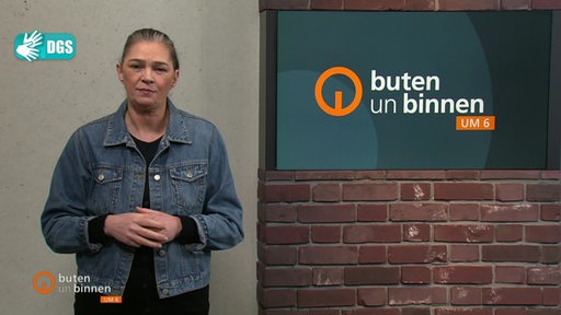 Die Moderatorin Gunda Helmes im Studio von buten un binnen.