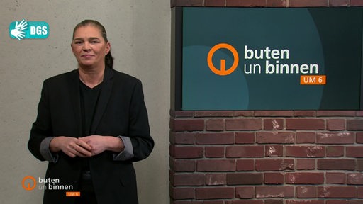 Die Moderatorin Gunda Helmes im Studio von buten un binnen.