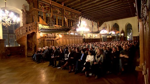 Ein volles Rathaus mit Gästen zum Gedenken an die Opfer des Nationalsozialismus.