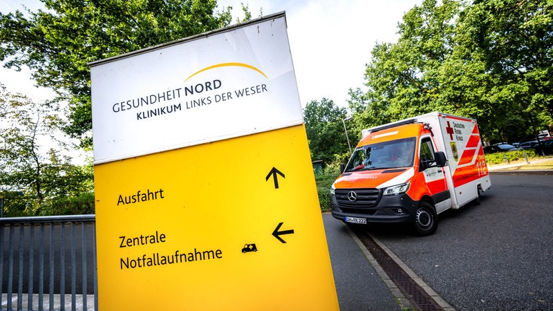 Ein Krankenwagen fährt zur Notaufnahme vom Klinikums Links der Weser. 