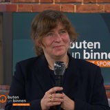 Inse Ewen von der Verbraucherzentrale zu Gast im Studio von buten un binnen.