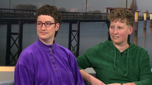 Organisatorinnen des Bremer Queer Festivals Salome Heyn und Rachel Rentz zu Gast im Studio von buten un binnen.