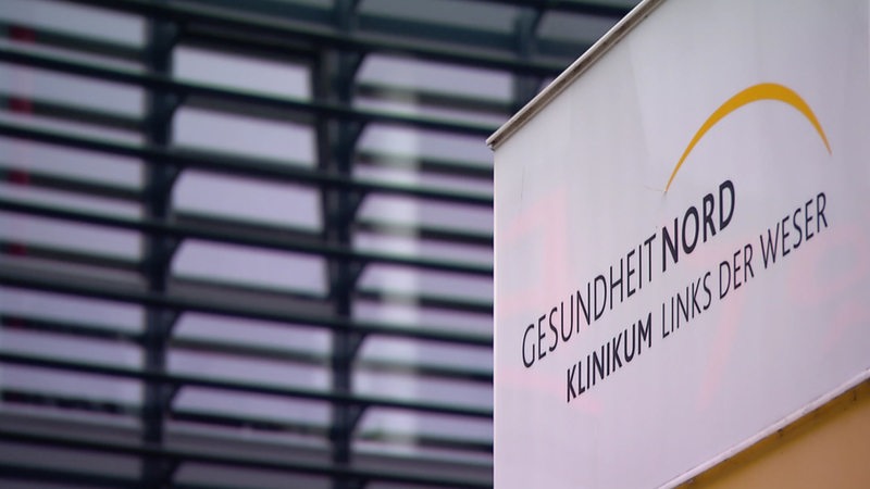 Ein Schild mit der Aufschrift "Gesundheit Nord Klinikum Links der Weser".